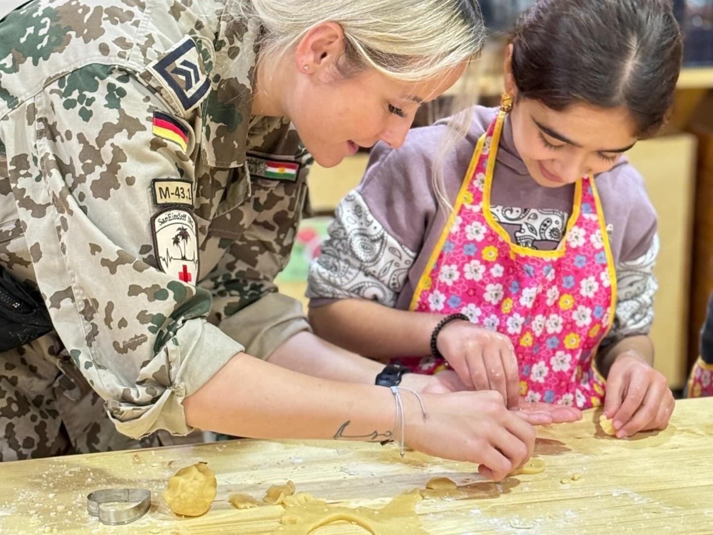 Ein Moment der Herzlichkeit: In der Weihnachtsbäckerei